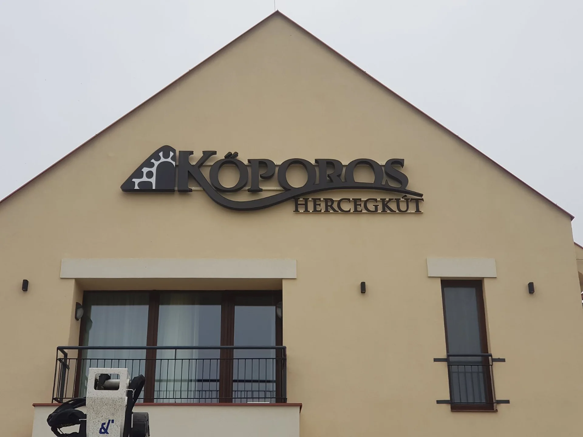 kültéri_világitó dobozbetük tartó konzolra szerelve