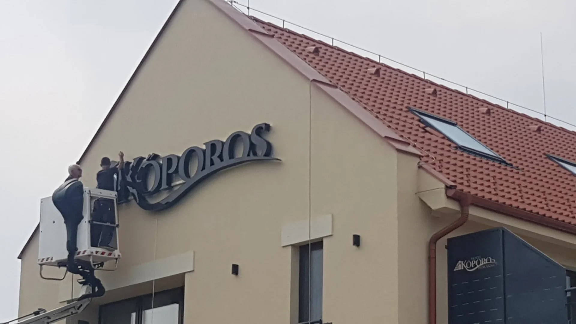 kültéri_világitó dobozbetük tartó konzolra szerelve_telepitési folyamat