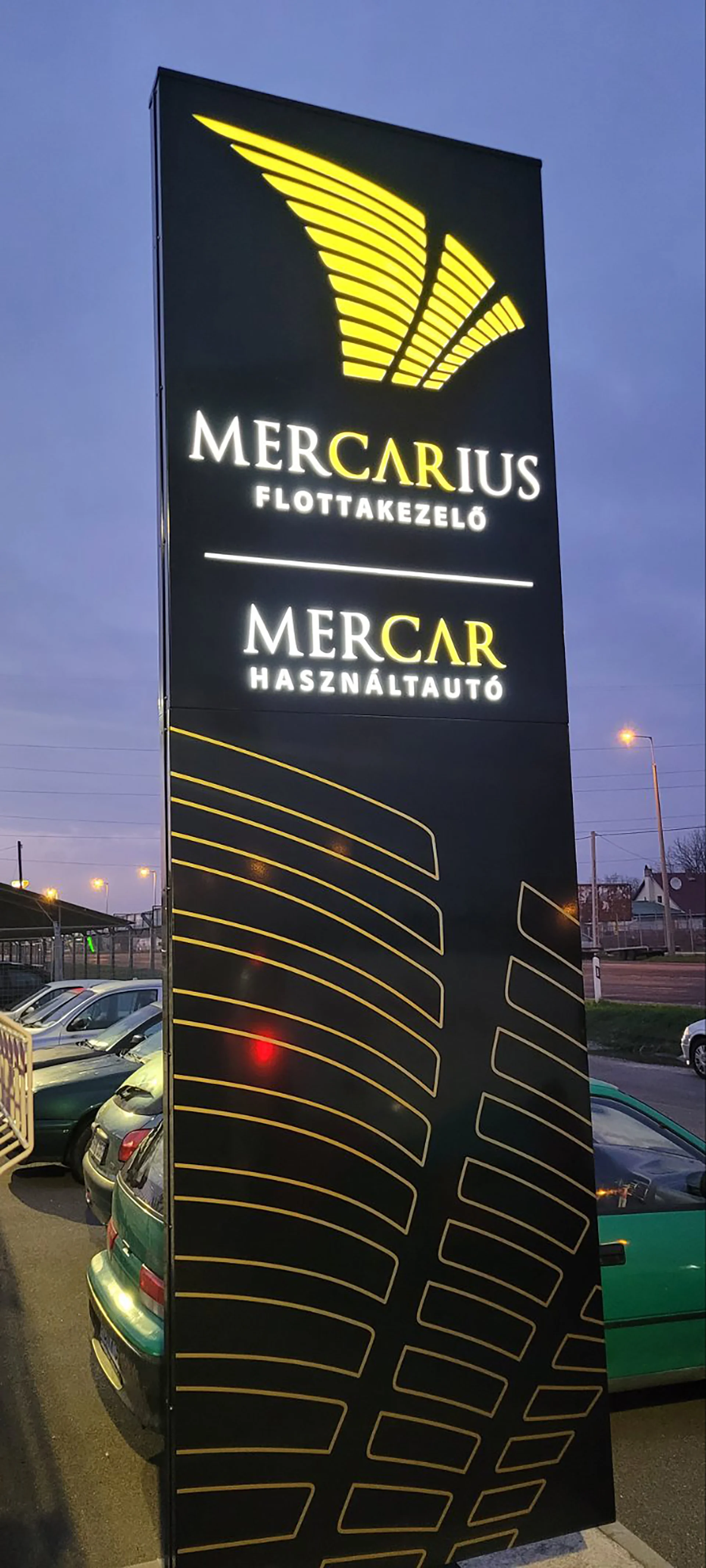 kültéri_világitó totem oszlop tervezése kivitelezése_poszórt mart aluminium led világitással