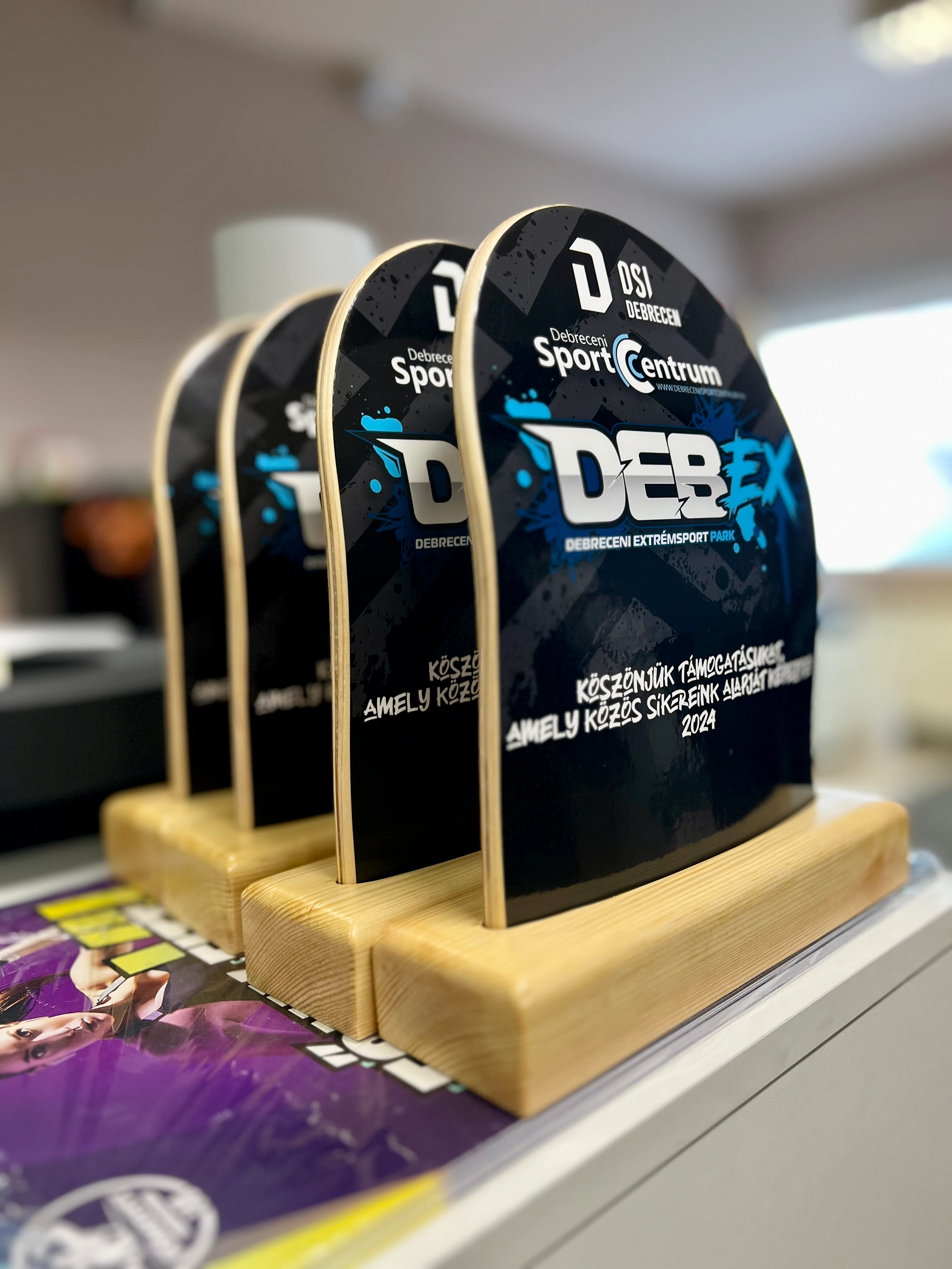 beltéri_egyedi tervezésú és kialakítású forma_nyomtatott laminált dekorációval_DEBX