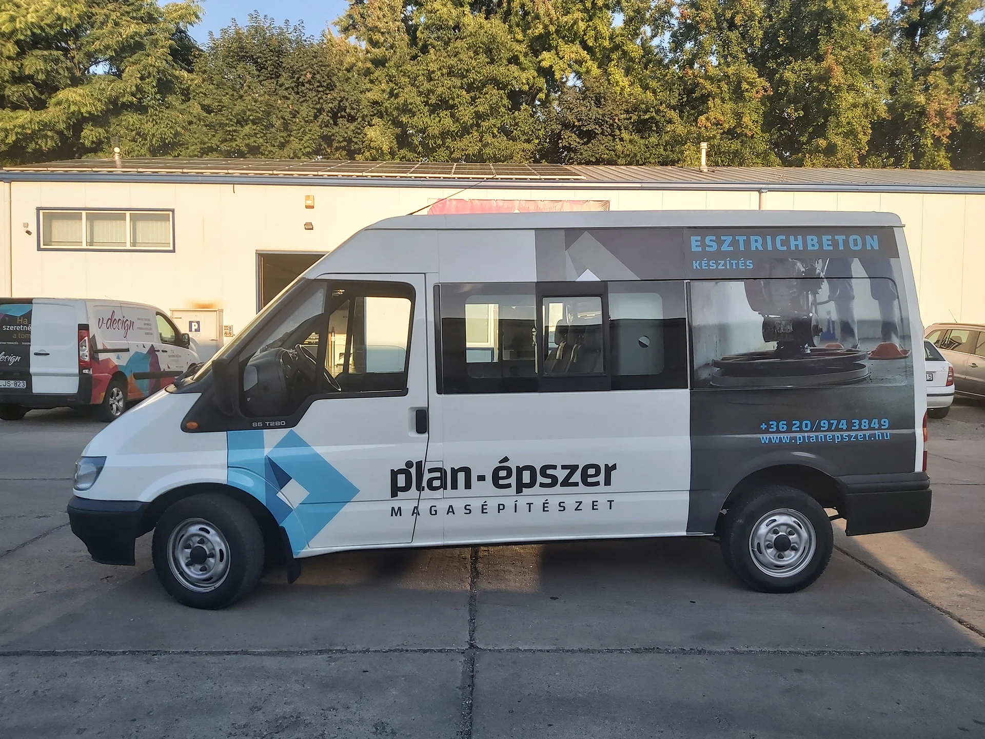 céges flotta dekor_2D fólia_nyomtatott laminált és vágott dekoráció kombinálva_planepszer