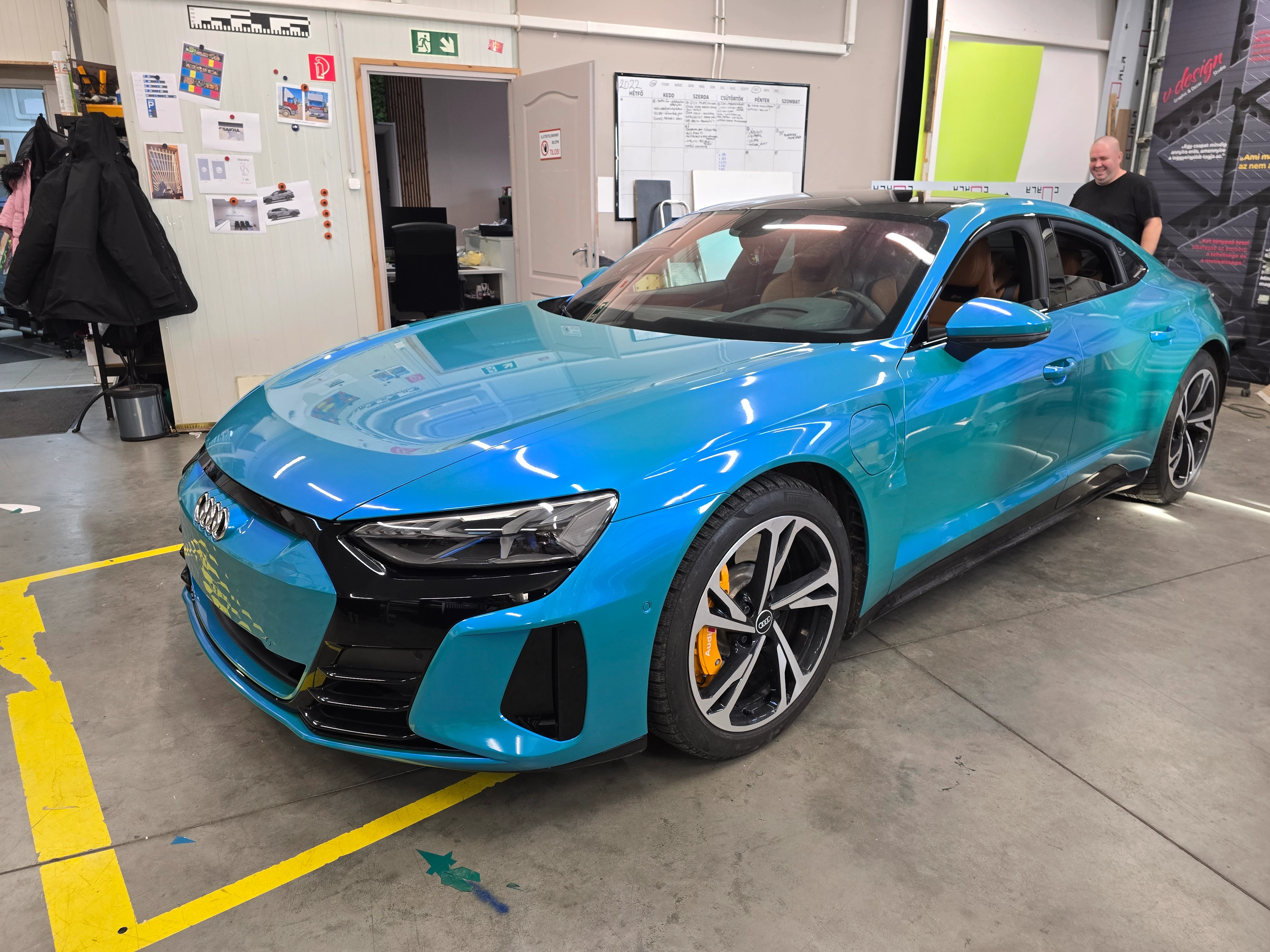 szincsomagolás_ specialis 3D szinváltós szin fólia APA_teljes karosszéria átcsomagolás