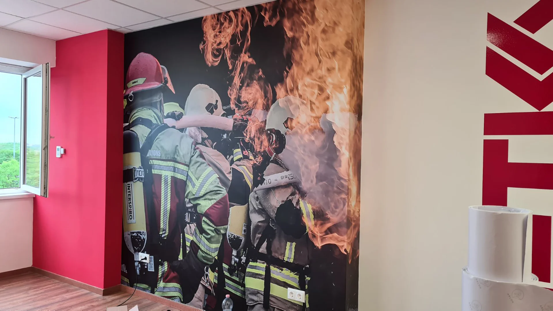 beltéri_egyedi faldekoráció nyomtatott laminált falmatrica