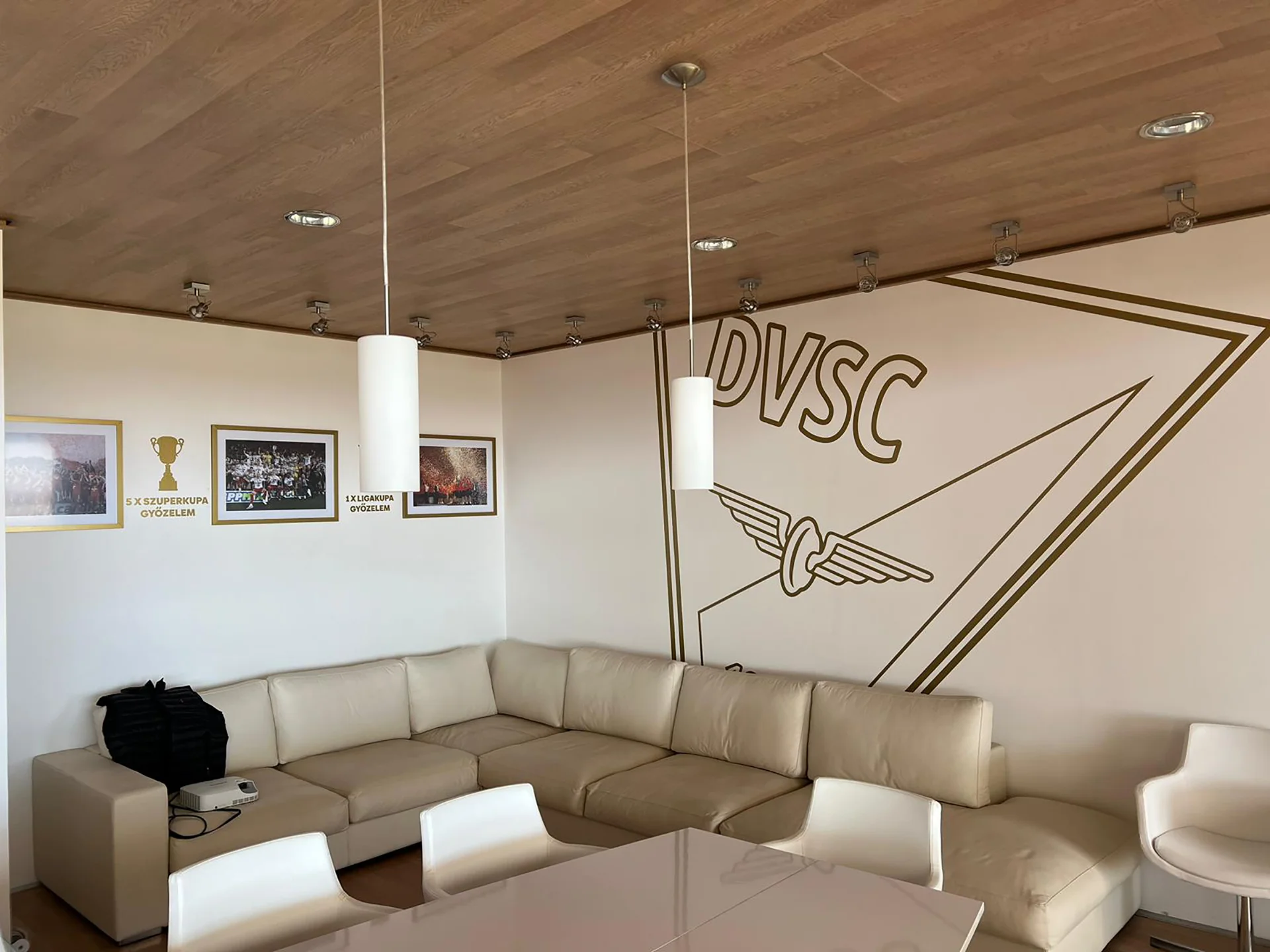 beltéri_egyedi faldekoráció vágott arany és nyomtatott fóliából