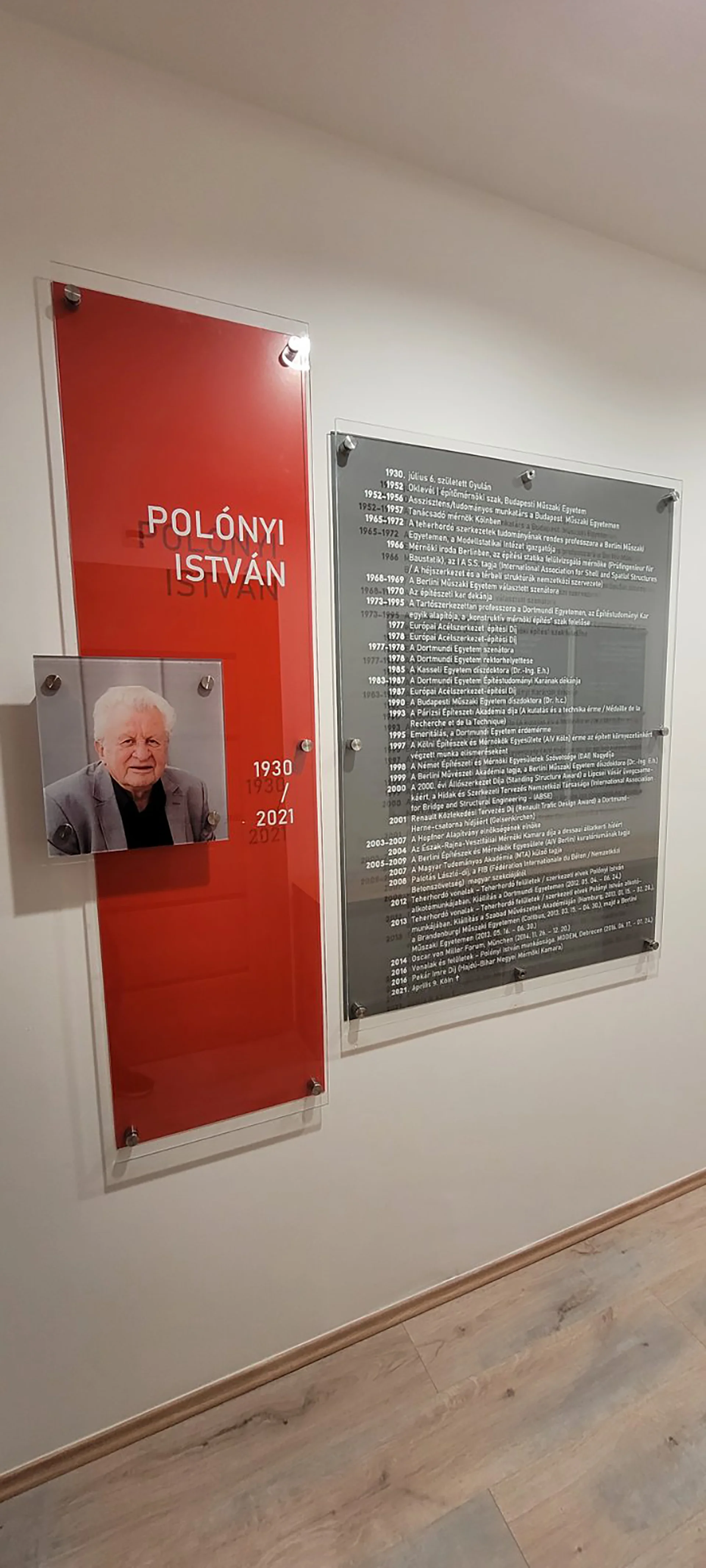 Beltéri_Faldekoráció távtartott plexi nyomtatott és vágott feliratokkal