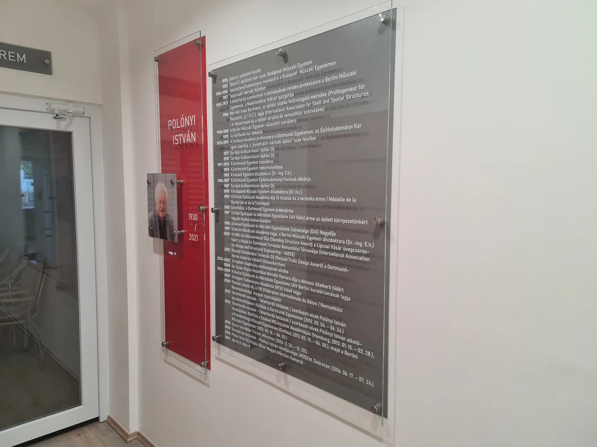 Beltéri_Faldekoráció távtartott plexi nyomtatott és vágott feliratokkal_2