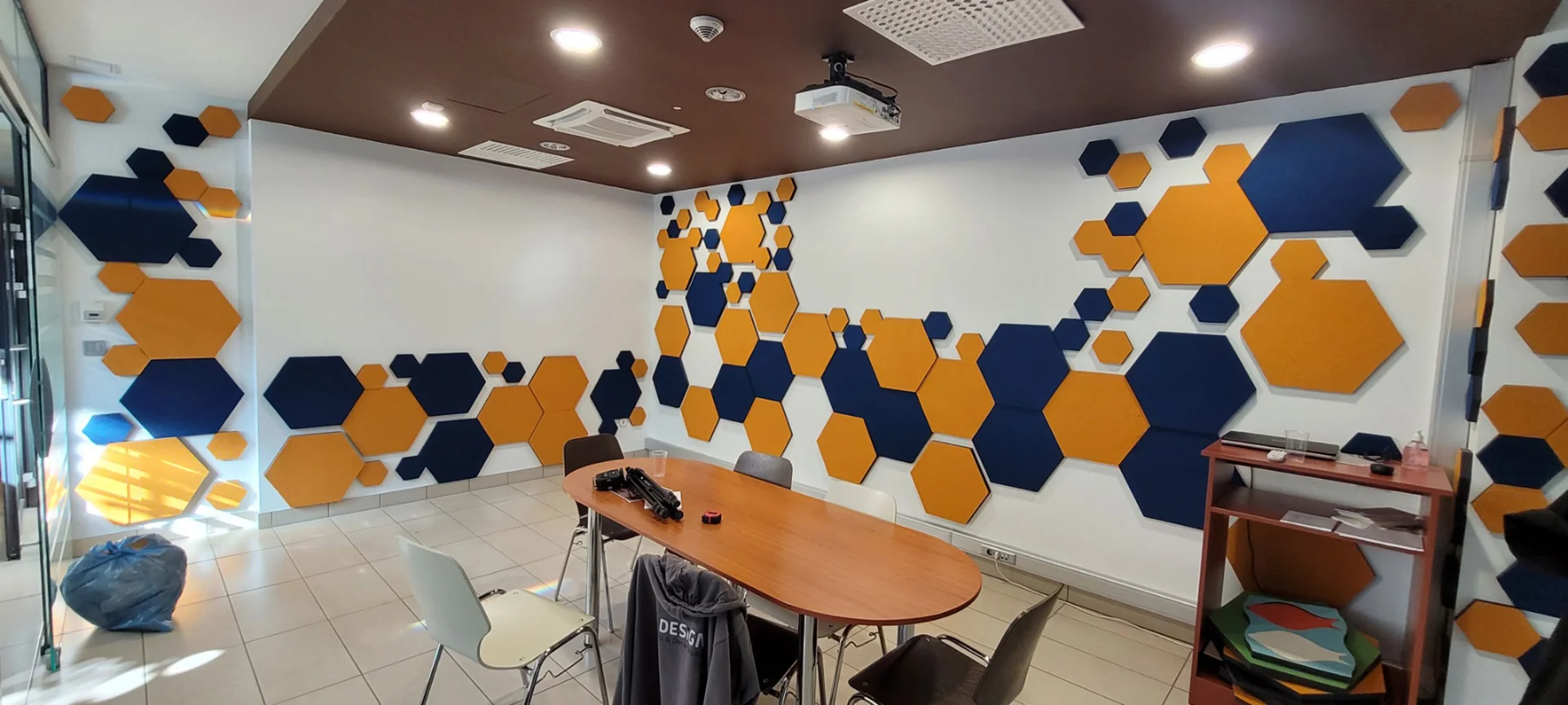 beltéri_hungarocell plasztik formák egyedi festéssel falra ragasztva