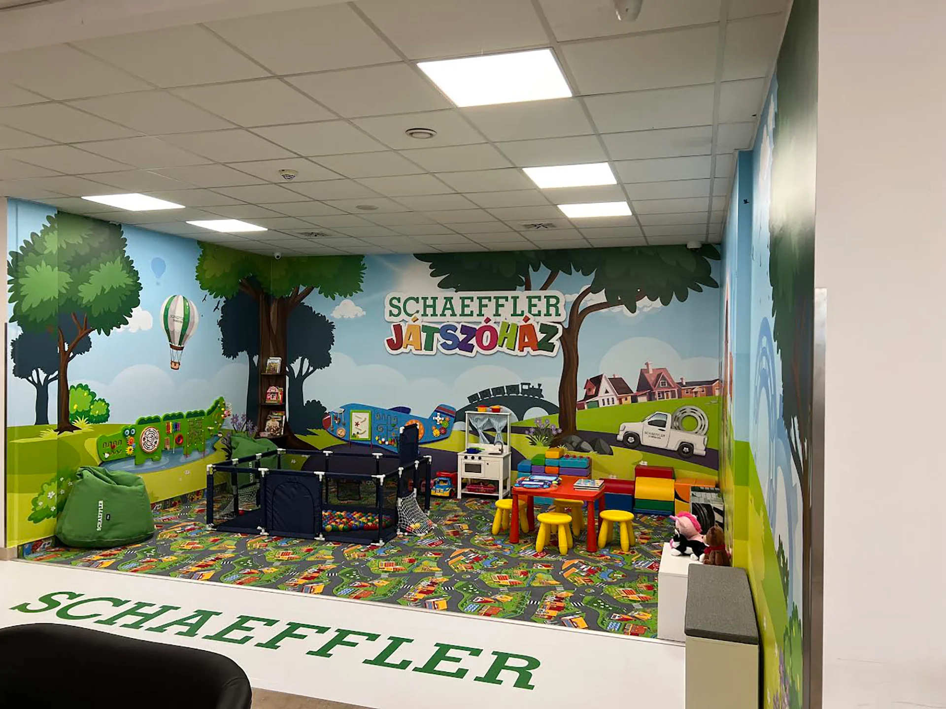 beltéri_játszósarok_tervezés és kialakitás_nyomtatott laminált mosható gyerekbarát falmatrica_logózott játékokkal_padlószőnyegezéssel