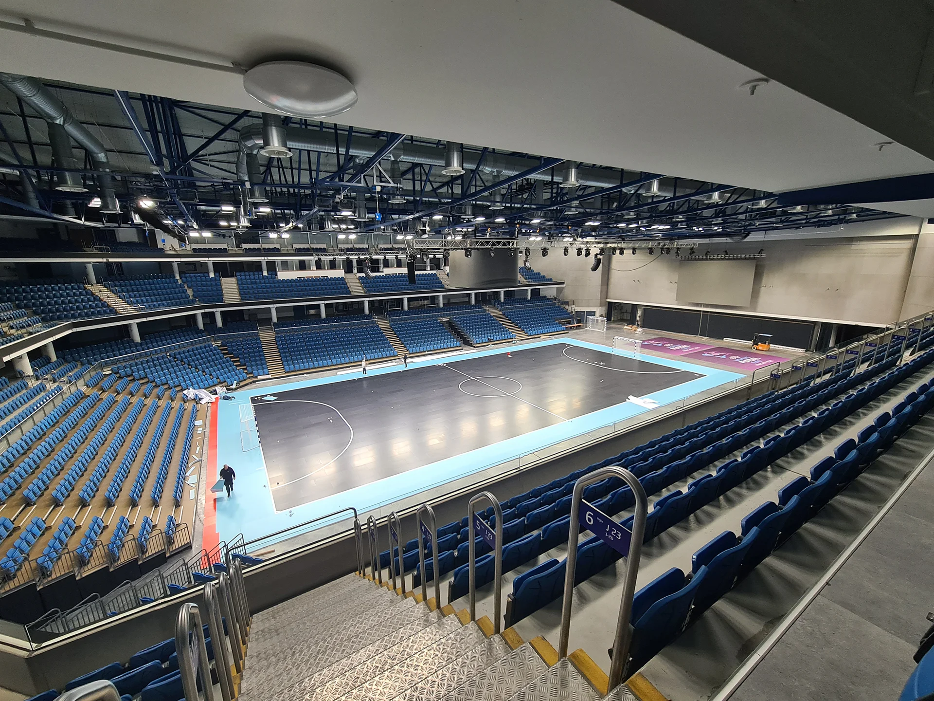 beltéri_nemzetközi verseny pálya dekoráció kialakitás_ nyomtatott laminált padló matrica speciális csúszásmentes réteggel