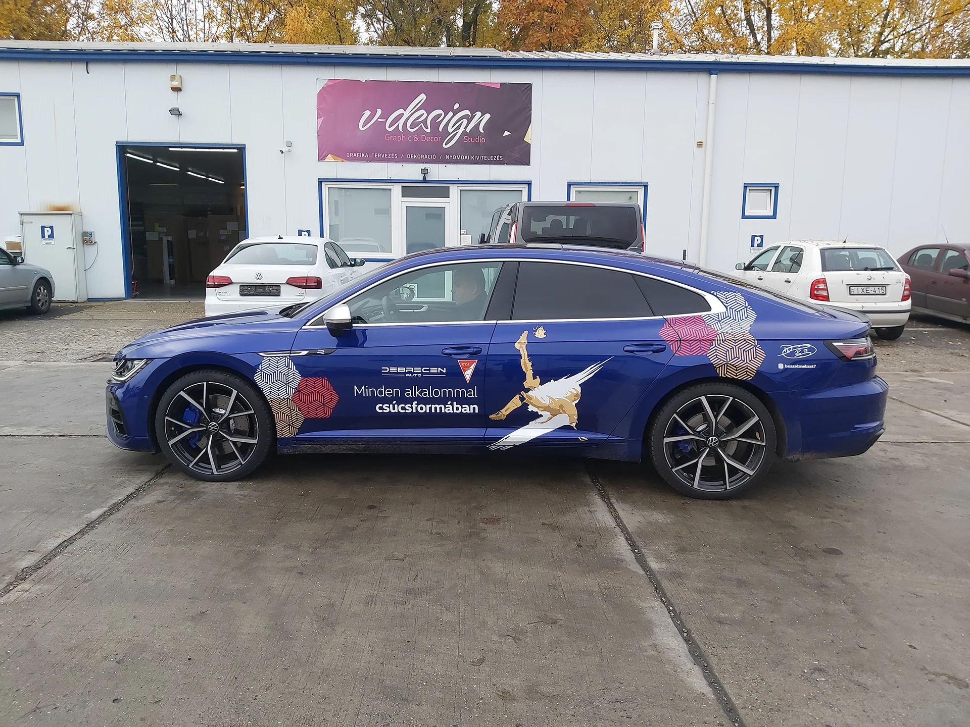 sportolo támogatói egyedi dekor_3D fólia uv laminálóval_nyomtatott laminált riccelt es plotter dekoráció_dzsudzsák_vw debrecenauto