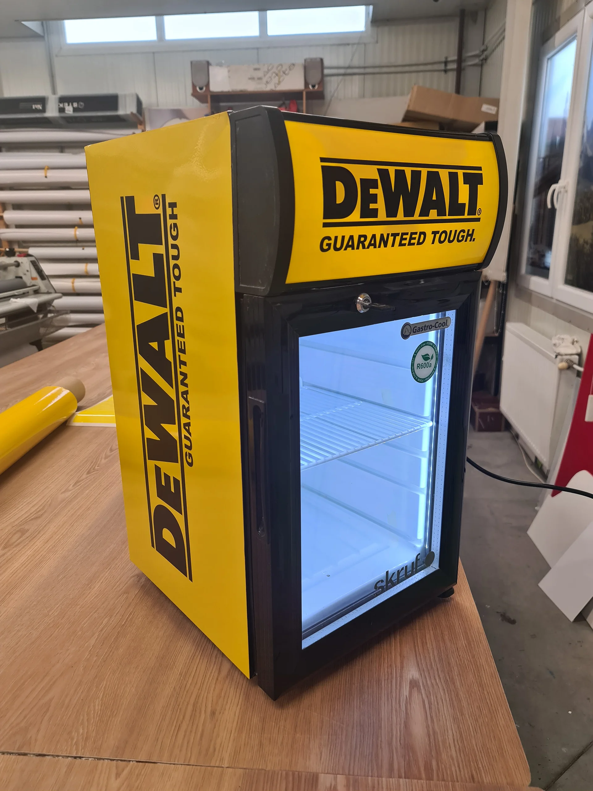 beltéri_reklámhűtő dekoráció plotterfóliából csomagolva és vágott felirattal cégesitve