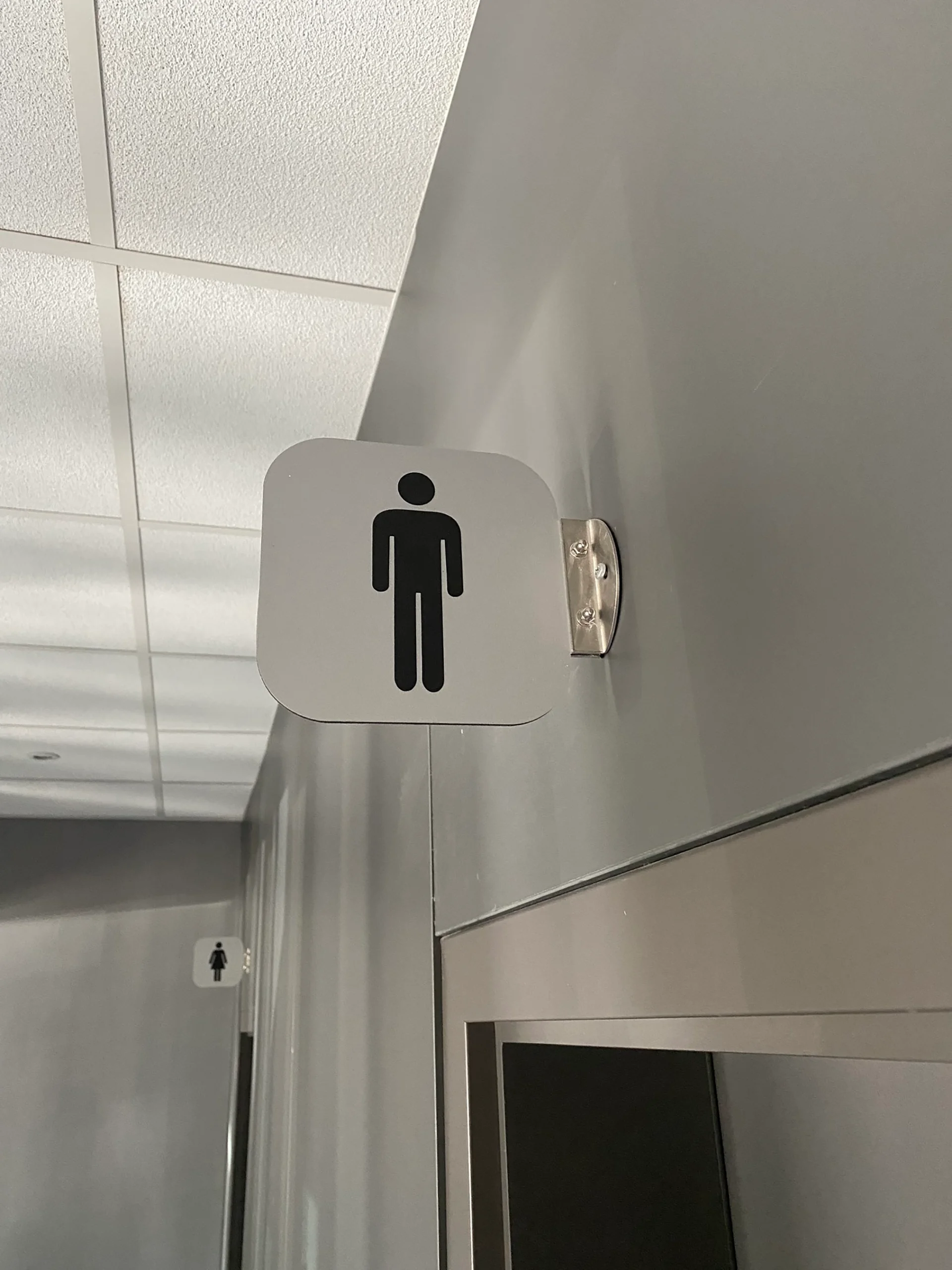 beltéri_szabvány táblák készitése dibondból egyedi tartó gyártása hozzá kihelyezéshez