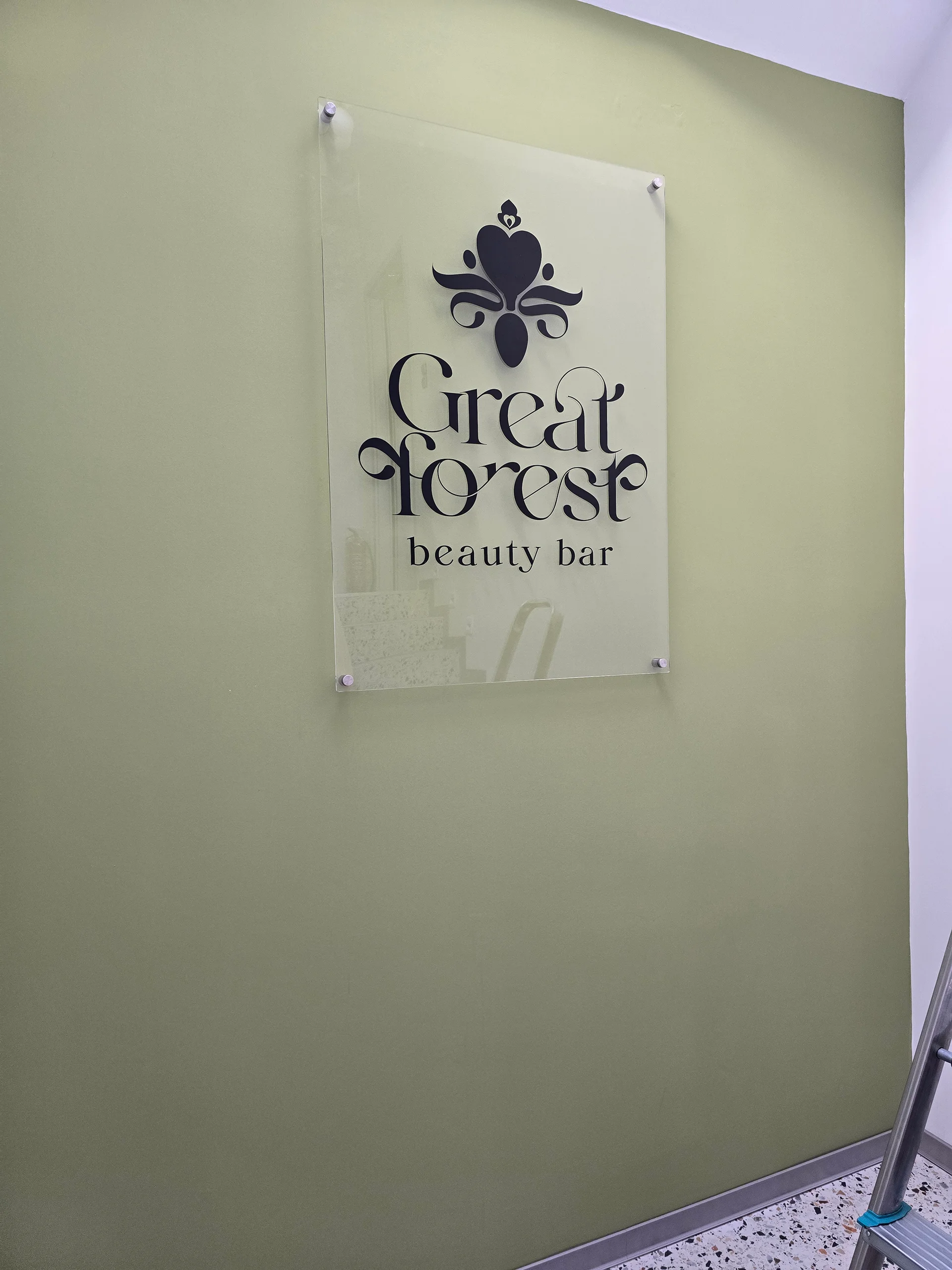 beltéri_távtartott plexi dekoráció vágott fólia logóval