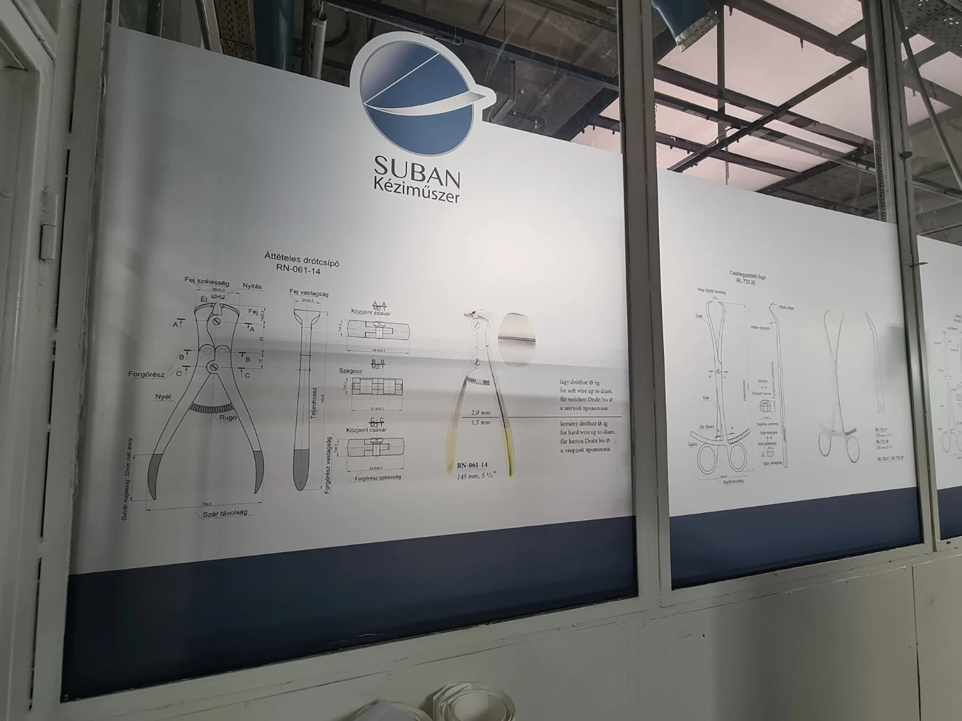 Beltéri_üveg dekoráció_nyomtatott savmart fóliából_formára riccelve