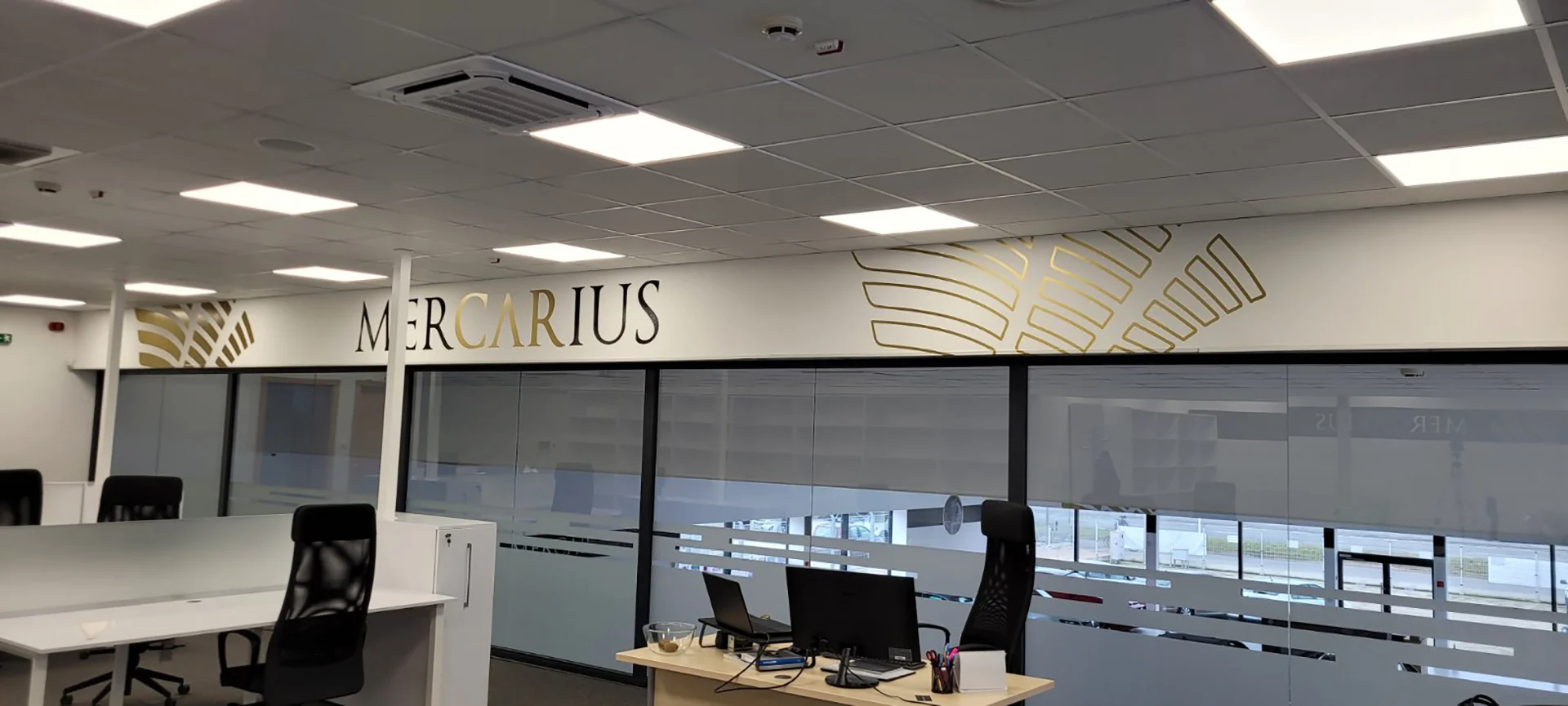 beltéri_vágott arany plotter fóliából dekorált fal felület_savmart üveg dekorral