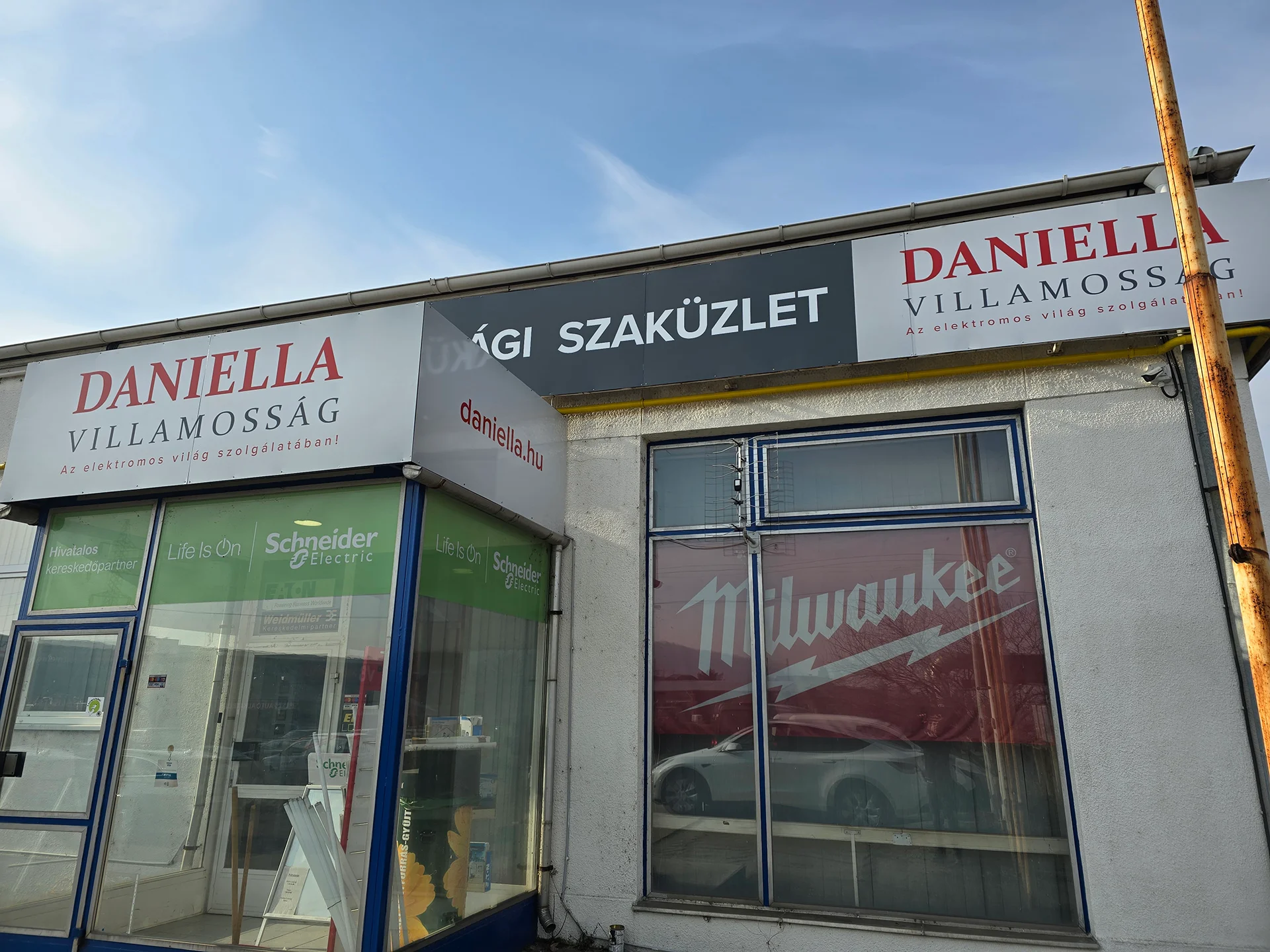 kültéri_dibond tábla dekoráció nyomtatott uv lamnálóval védett céges dekoráció több telephelyen