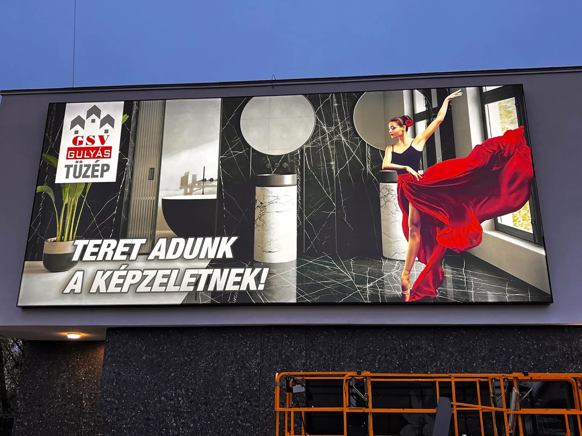 kültéri_feszitett ponyvás fényreklám porszórt aluminium keretbe led világitással