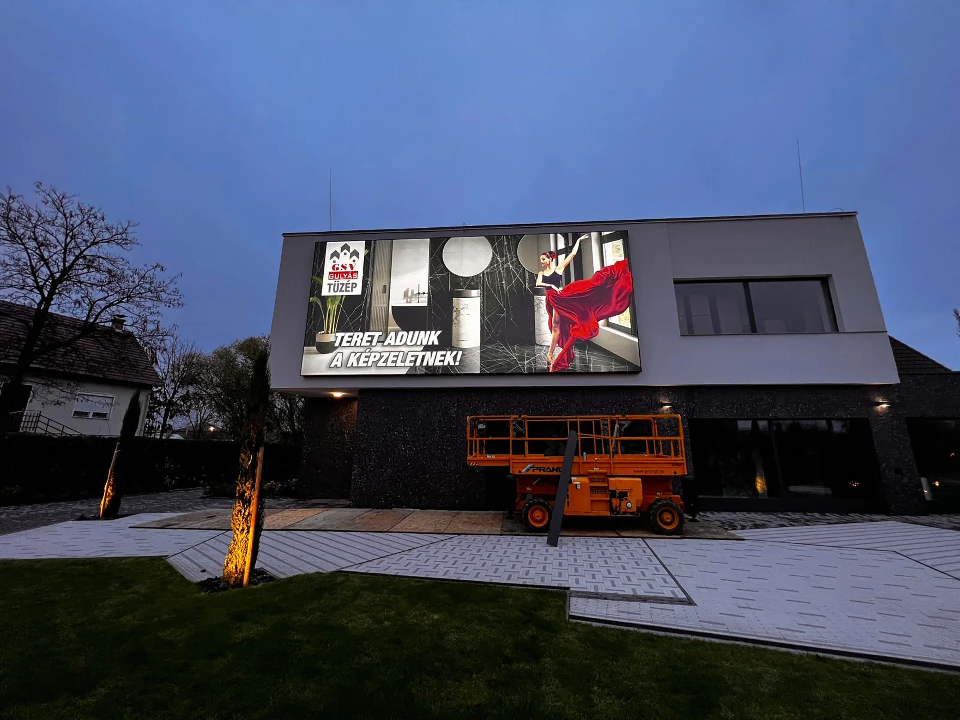 kültéri_feszitett ponyvás fényreklám porszórt aluminium keretbe led világitással_2