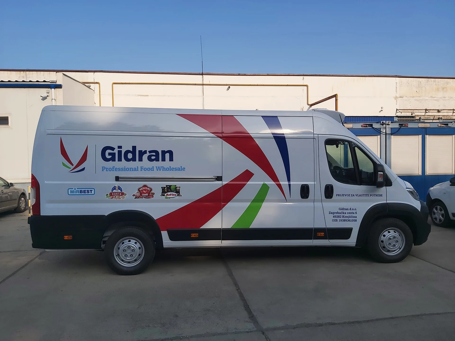 céges autó dekor_2D fóliából_vágott és nyomtatott UV laminált dekorációval_gidran