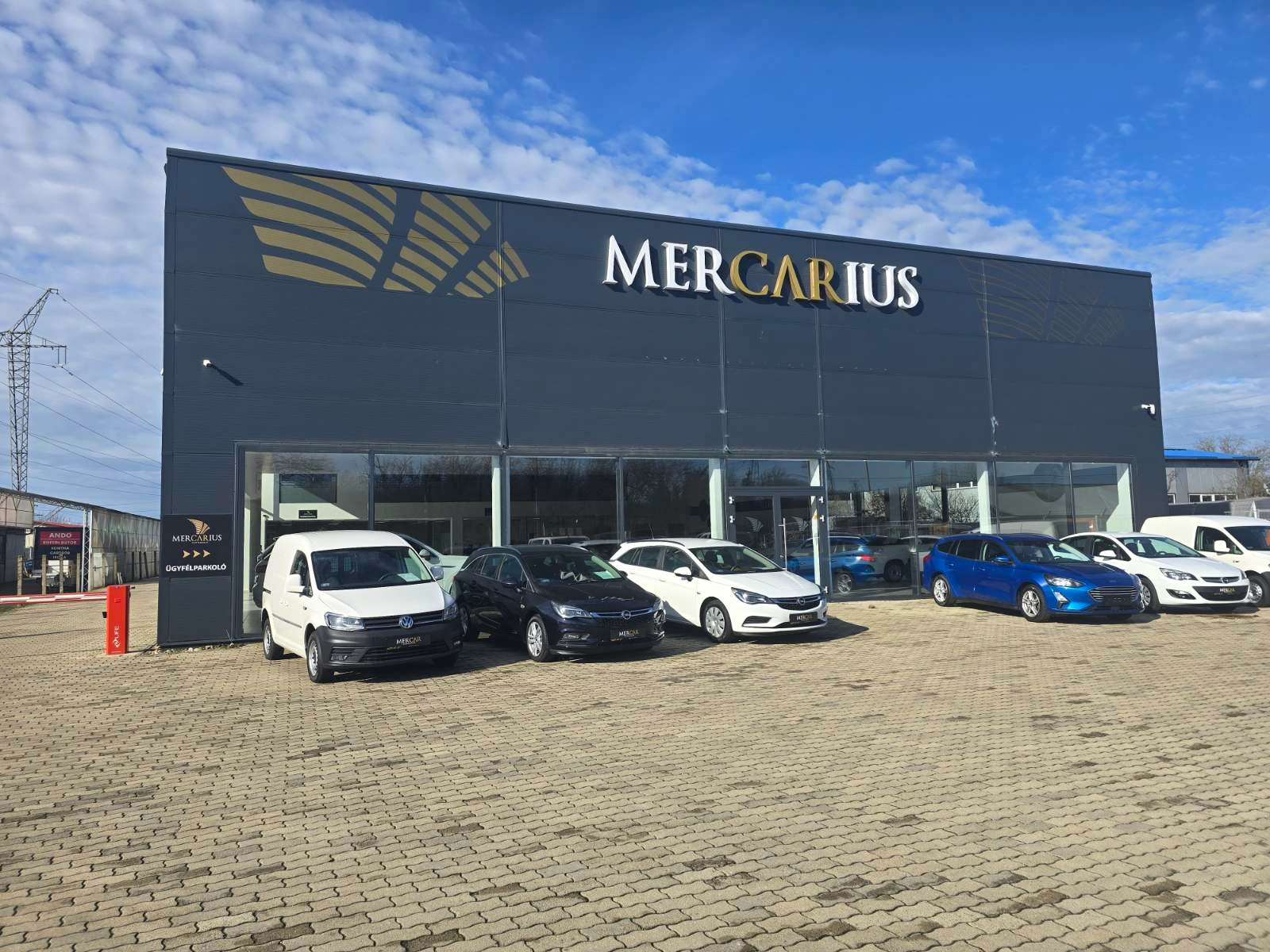 kültéri_homlokzat dekoráció vágott kültéri plotterfóliából és előrevilágitó aluminium dobozbetük