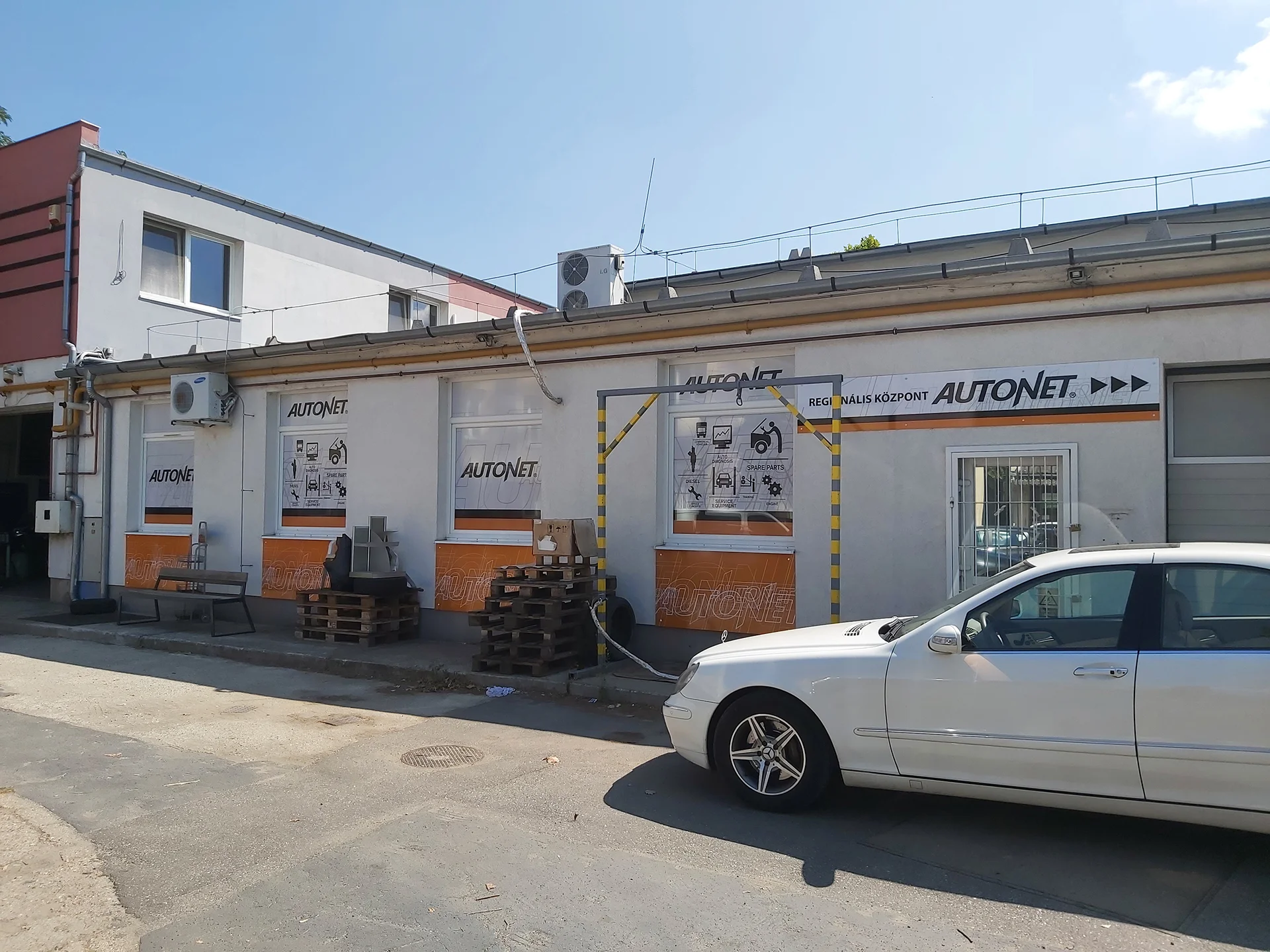 kültéri_komplett tábla és üvegdekor arculatváltás_nyomtatott uv laminált dekoráció egyedi tervezéssel