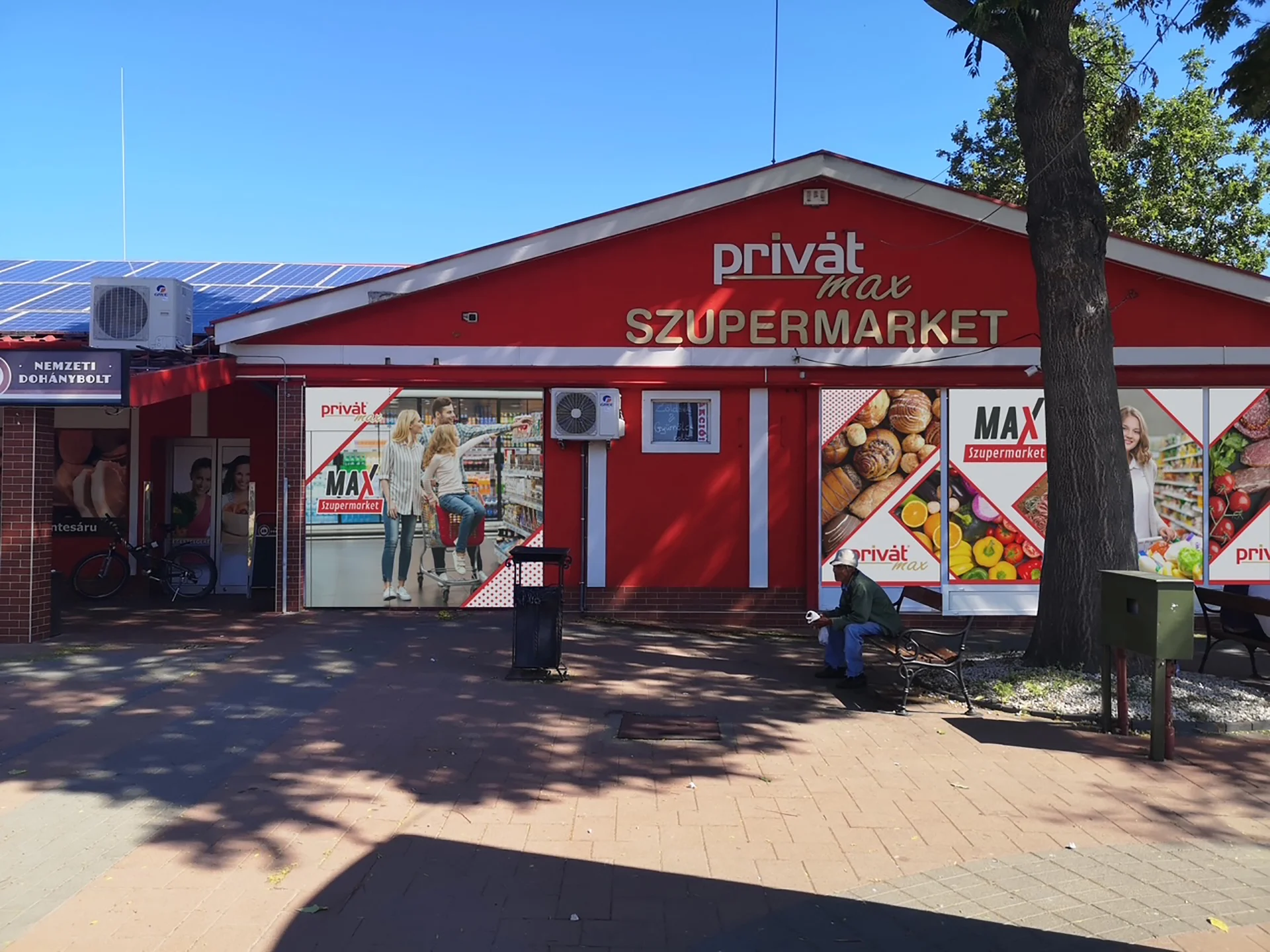 kültéri_lemez dekoráció nyomtatott laminált kihelyezéssel_feliratok plasztikus betük festve ragasztással homlokzatra