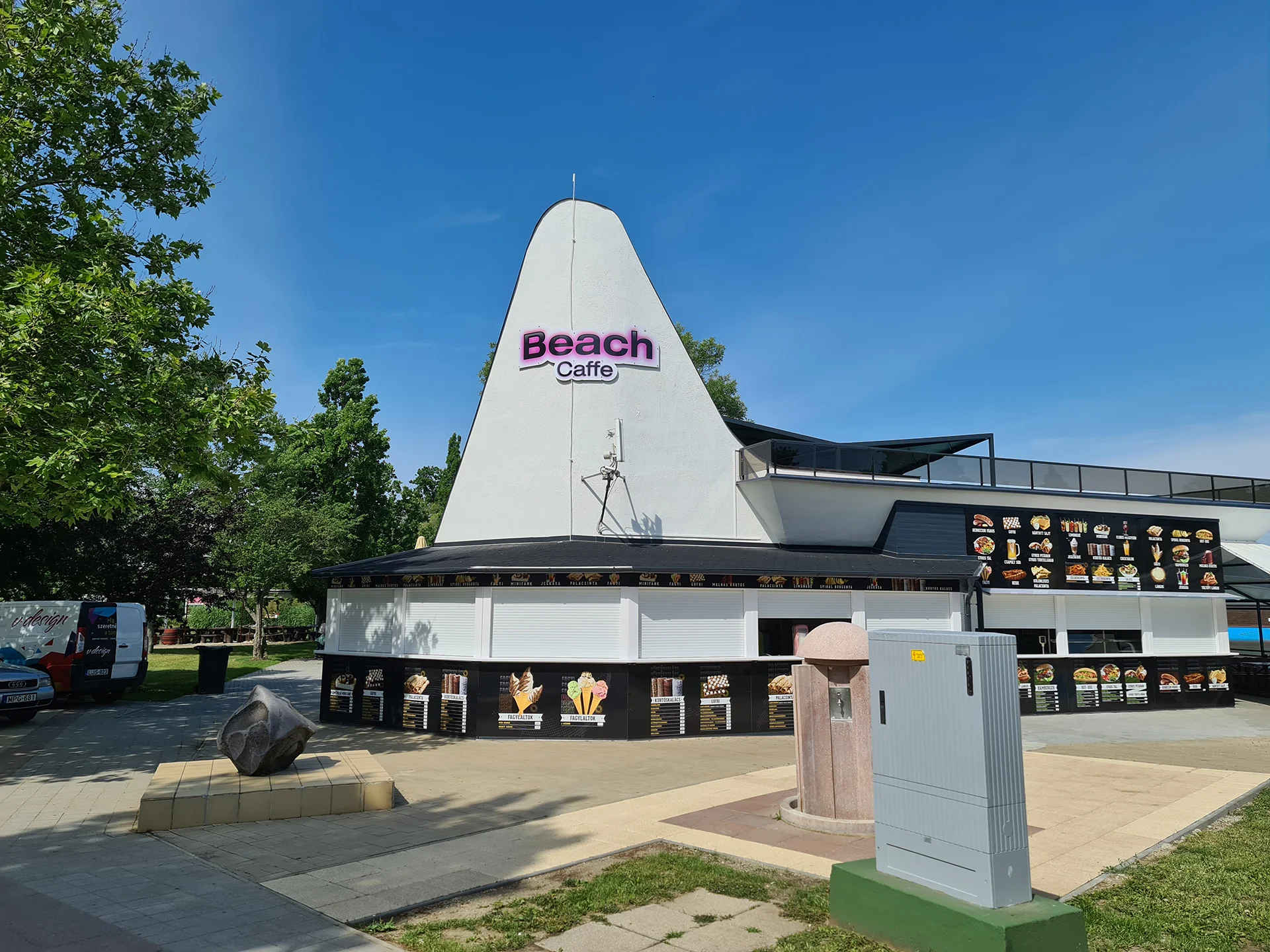 kültéri_mart dibon felirat egyedi nyopmtatott uv laminált fóliával dekorálva plasztikus betükkel_meghajtott felszereléssel