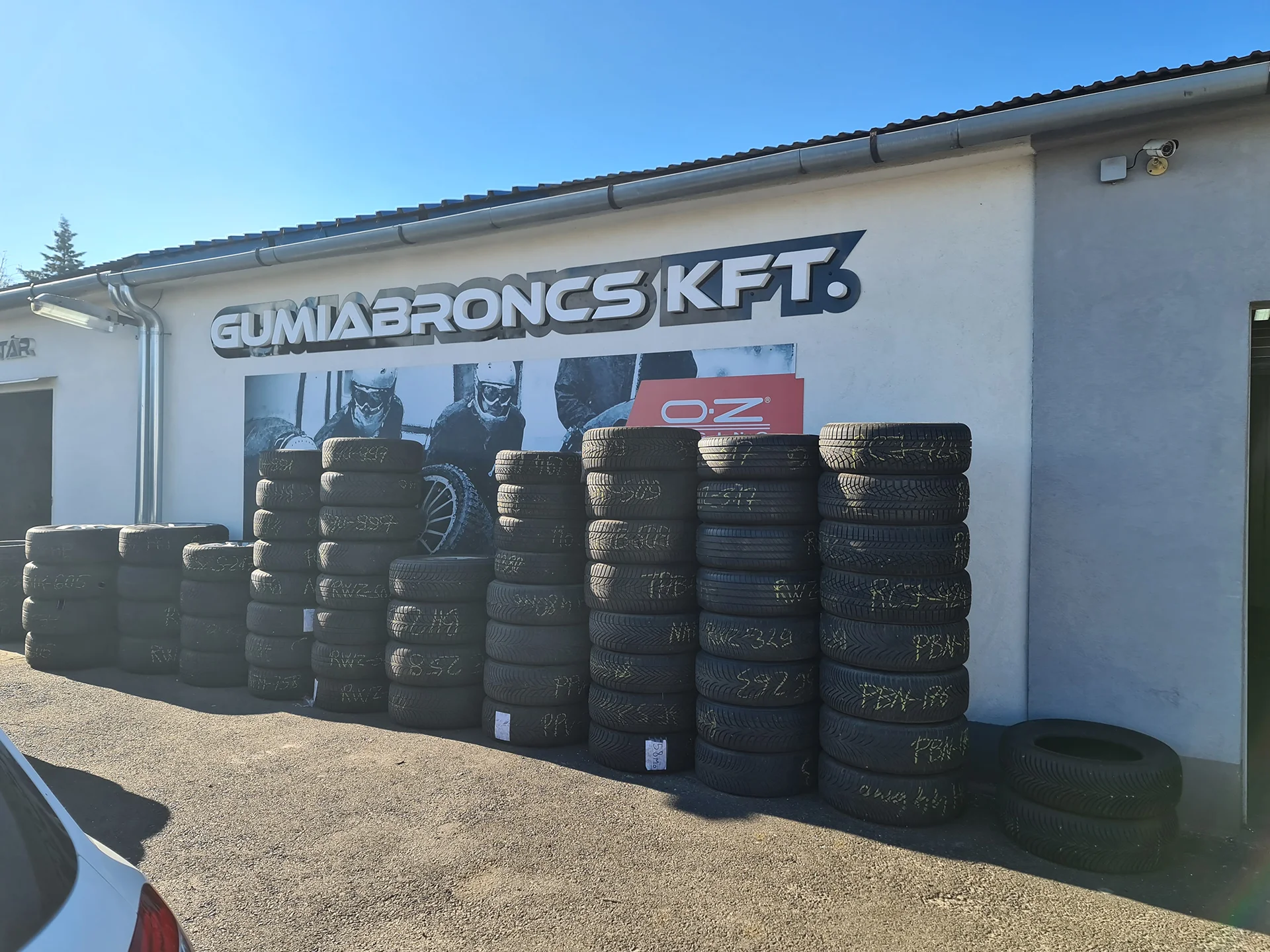 kültéri_mart dibond lemez plotter fólia dekorációval_plasztikus festett betükkel_és nyomtatott uv laminált tábla dekor