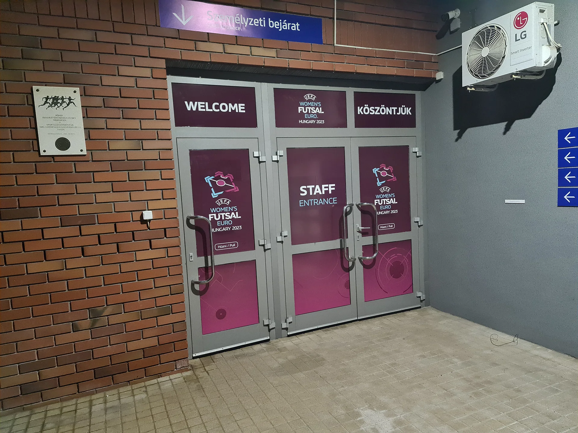 kültéri_nemzetközi verseny hátsó bejárat kialakitás_nyomtatott laminált fóliából