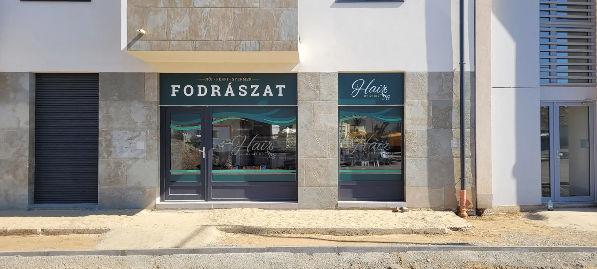 kültéri_nyomtatott uv laminált tábla és üveg dekor_vágott fóliából készitett logóval