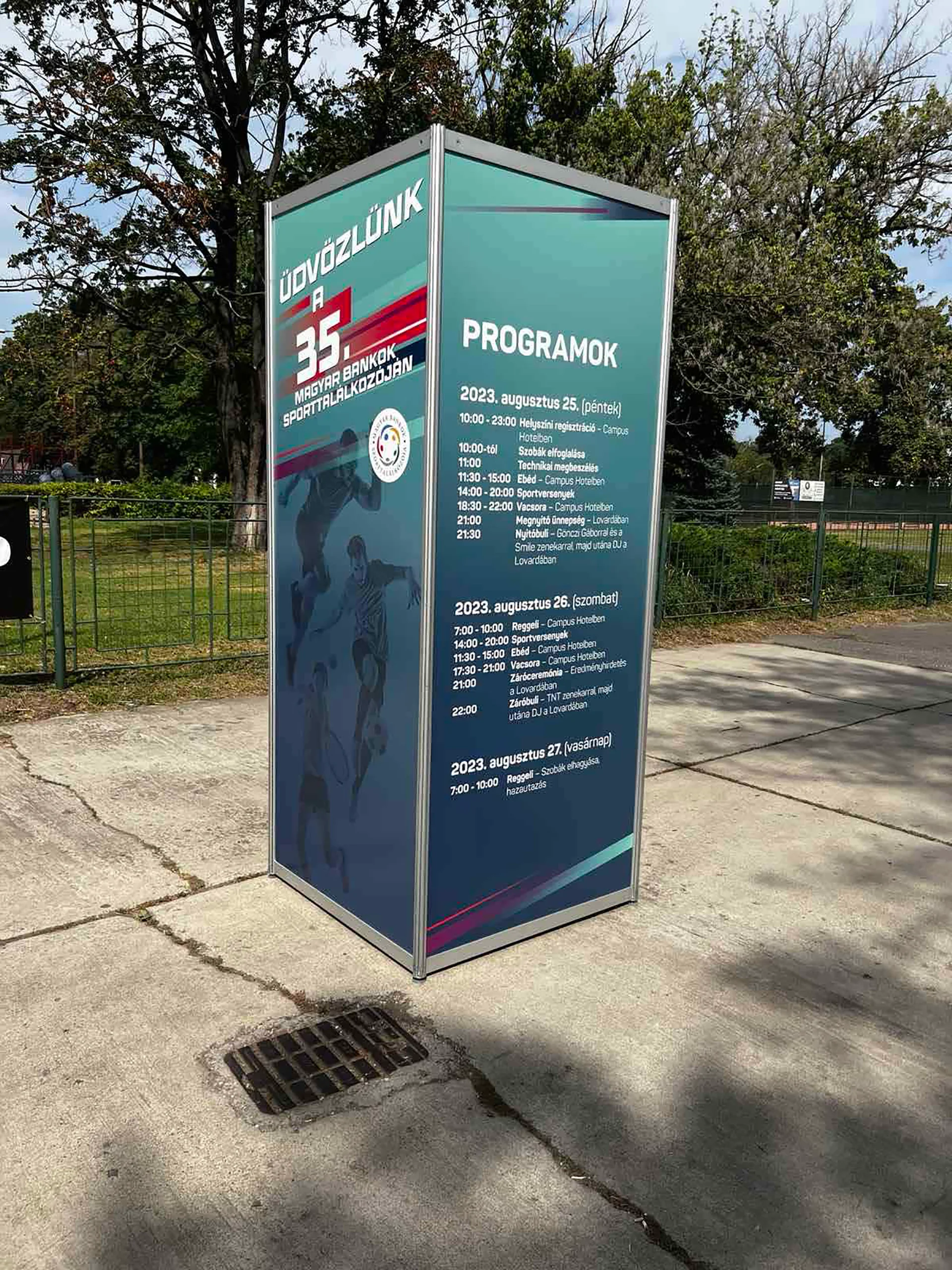 kültéri_rendezvény totem_nyomtatott laminált fóliából