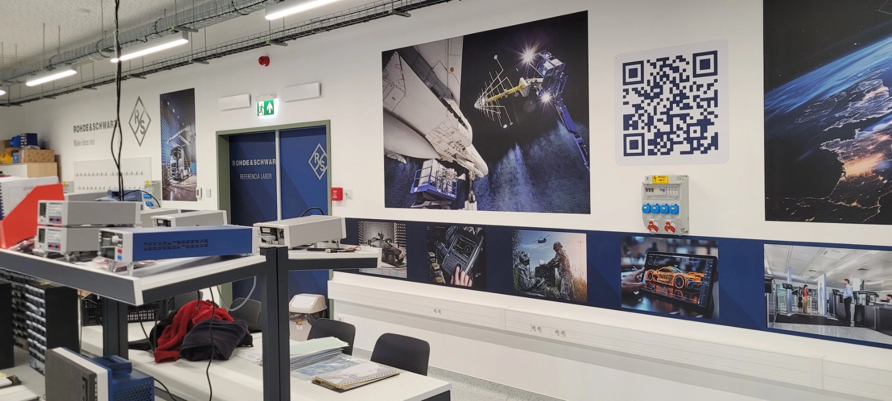 beltéri_Debreceni Egyetem termében_nyomtatott laminált mosható faldekoráció_Rohde & Schwarz