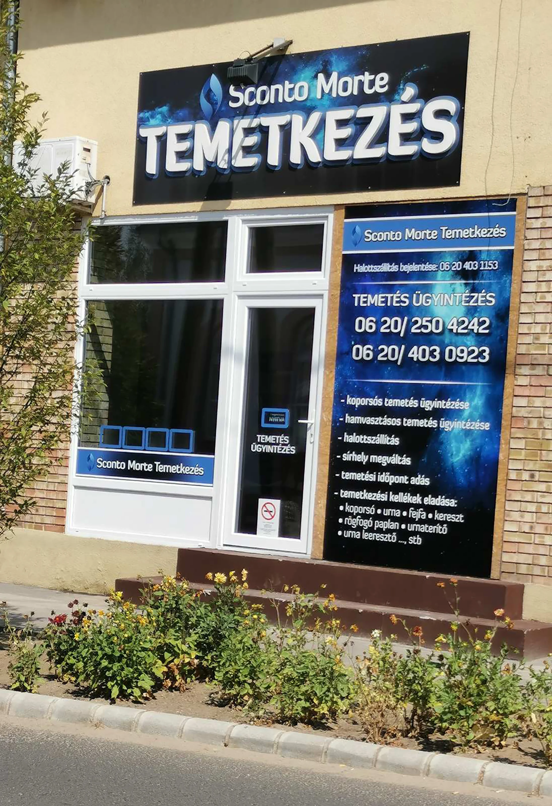 Kültéri_tábladekoráció_nyomtatott dekorral_plasztikus betükkel