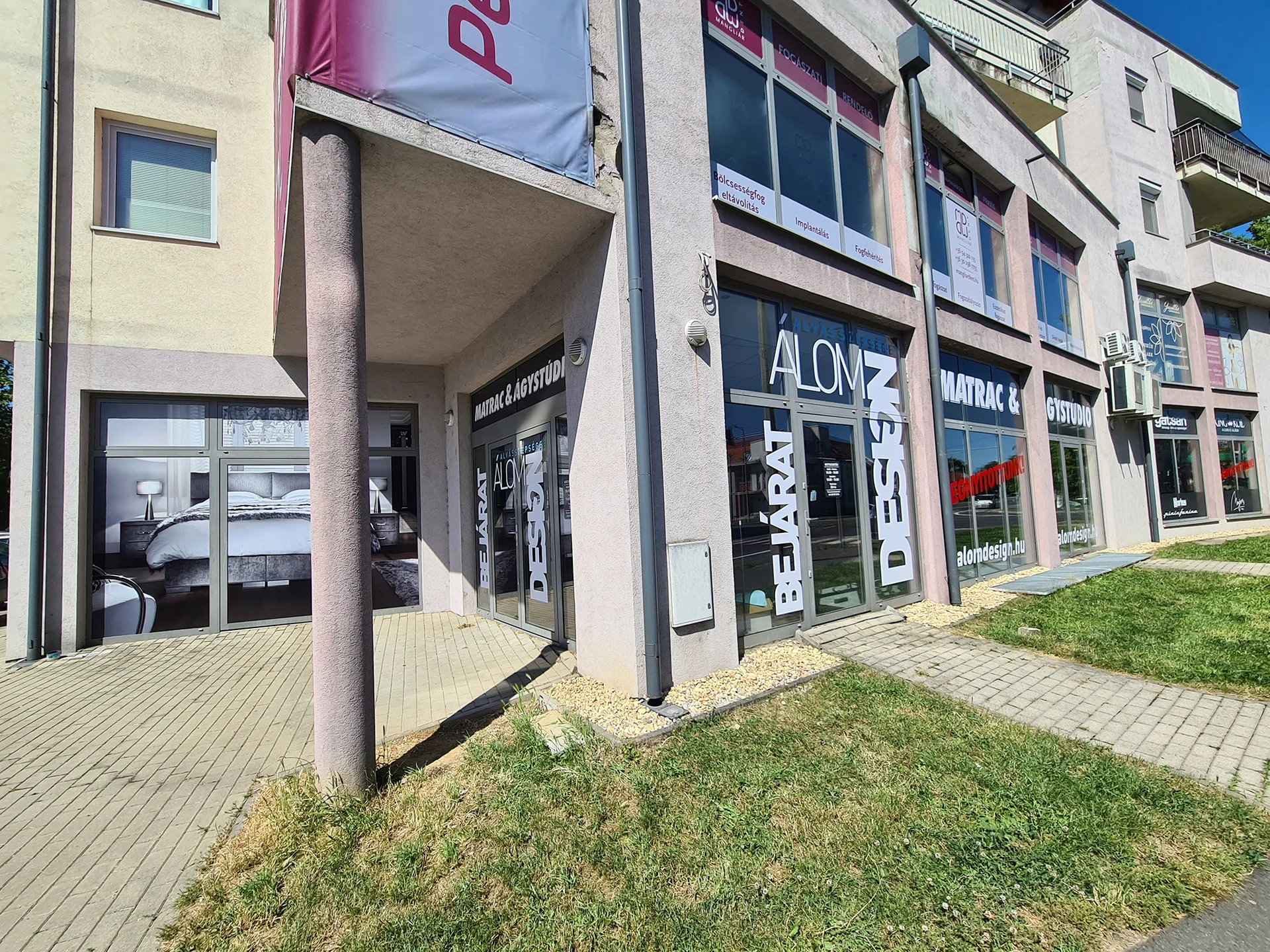 kültéri_üveg dekoráció nyomtatott uv laminált és vágott plotter feliratokkal