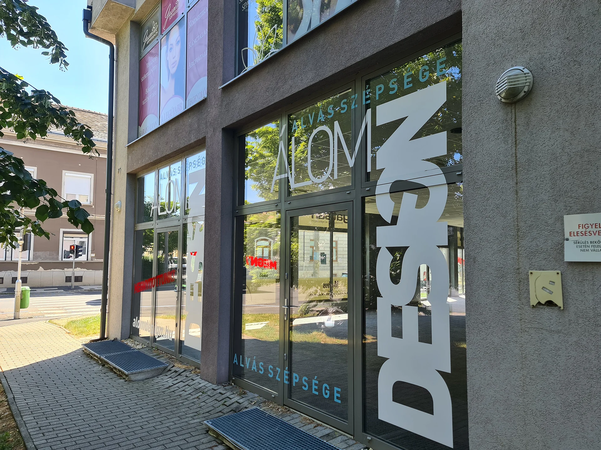 kültéri_üveg dekoráció nyomtatott uv laminált és vágott plotter feliratokkal_2