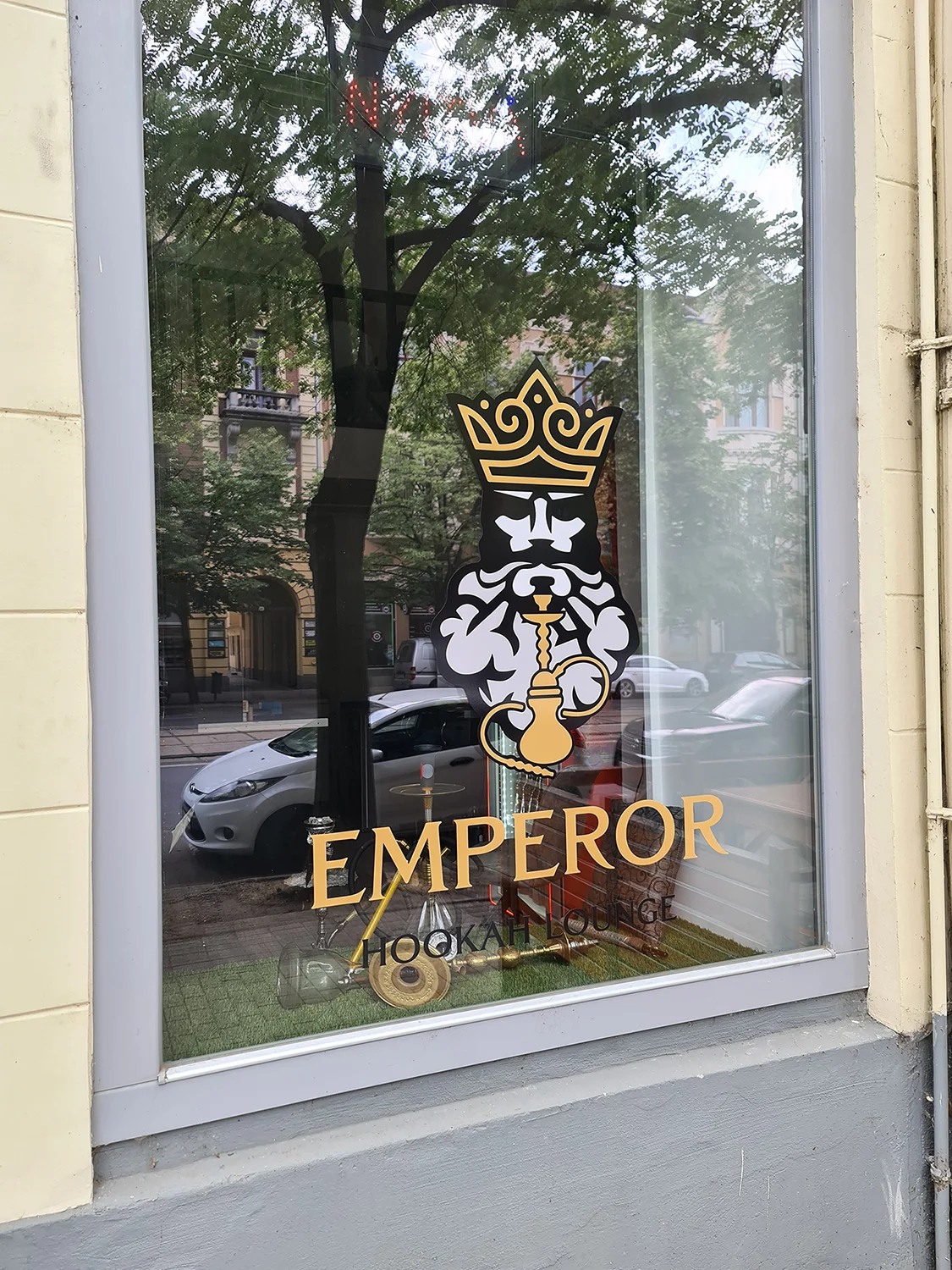 kültéri_üvegdekoráció több rétegben összeillesztett ploter vágott szin fólia dekoráció